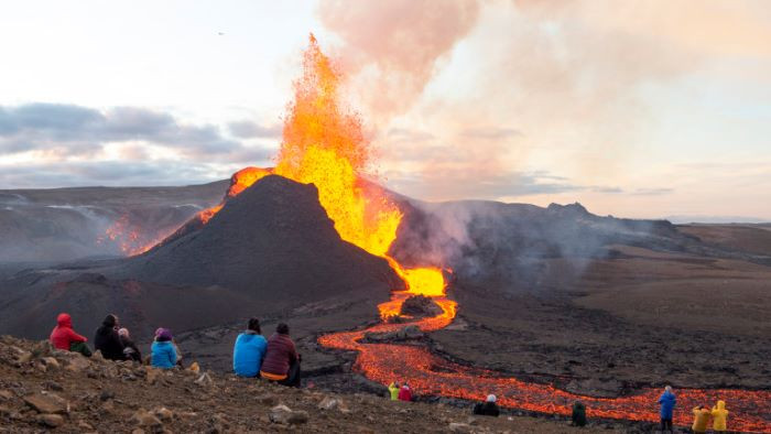 Вулкан изригна на полуостров Рейкянес в Югозападна Исландия, след седмици земетресения,